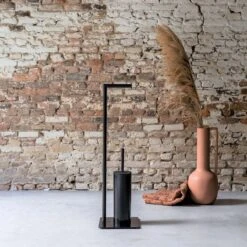 Sealskin Tube - Toiletbutler - Toiletrolhouder - Toiletborstel Met Houder - Vrijstaand - Zwart -Badkamerartikelen Winkel 1200x1200 1558