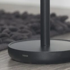 Tiger Urban - Reserverolhouder Vrijstaand - Zwart 18 Tiger Urban - Reserverolhouder Vrijstaand - Zwart -Badkamerartikelen Winkel 1200x1200 1615