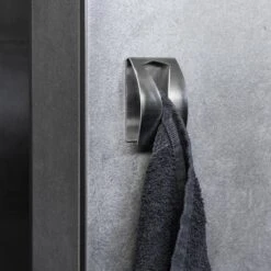 QUVIO Handdoek Houder RVS - Handdoek Of Theedoek Klem Met Plakstrip Voor In Keuken, Badkamer, Toilet Of Bijkeuken - Strak Design En Geen Schroeven Nodig - Staal - Klem - Theedoek -Badkamerartikelen Winkel 1200x1200 546