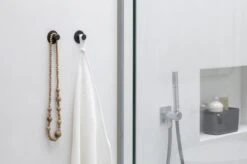 Brabantia ReNew Handdoekhaakjes - 2 Stuks - Dark Grey -Badkamerartikelen Winkel 1200x799 1