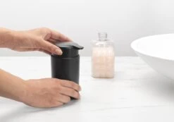 Brabantia ReNew Zeepdispenser - 250 Ml - Dark Grey 15 Brabantia ReNew Zeepdispenser - 250 Ml - Dark Grey -Badkamerartikelen Winkel 1200x841 1