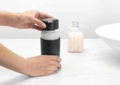 Brabantia ReNew Zeepdispenser - 250 Ml - Dark Grey 16 Brabantia ReNew Zeepdispenser - 250 Ml - Dark Grey -Badkamerartikelen Winkel 1200x848 1