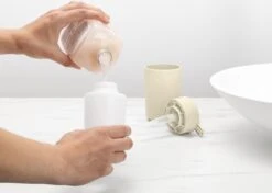 Brabantia ReNew Zeepdispenser - 250 Ml - Soft Beige 11 Brabantia ReNew Zeepdispenser - 250 Ml - Soft Beige -Badkamerartikelen Winkel 1200x854 8