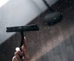 Douchewisser Zwart Met Ophangsysteem- Badkamer Accessoires- Raamwisser- Trekker Douche- Silicone- 21cm X 16cm -Badkamerartikelen Winkel 1200x987