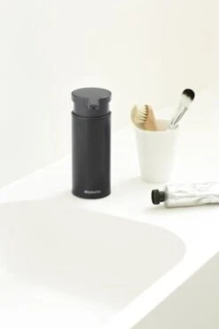 Brabantia Zeepdispenser - 200 Ml - Matt Black 17 Brabantia Zeepdispenser - 200 Ml - Matt Black -Badkamerartikelen Winkel 800x1200 62