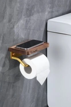 Lopoleis WC Rolhouder – Luxe Toiletrolhouder Walnoothout – Goud – Zelfklevend – WC Rolhouder Zonder Boren – Toiletrolhouder Met Plankje – WC Rolhouder Goud – Badkamer Accessoires -Badkamerartikelen Winkel 800x1200 9