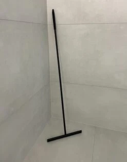 Vloerwisser - RVS - Vloertrekker Met Steel - Badkamer - Douchewisser Zwart - Douchetrekker 19 Vloerwisser - RVS - Vloertrekker Met Steel - Badkamer - Douchewisser Zwart - Douchetrekker -Badkamerartikelen Winkel 938x1200