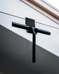 Douchewisser Zwart Met Ophangsysteem- Badkamer Accessoires- Raamwisser- Trekker Douche- Silicone- 21cm X 16cm -Badkamerartikelen Winkel 959x1200