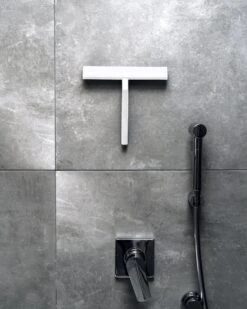 Douchewisser Wit Met Magneetstrip - Badkamer Accessoires - Raamwisser - Trekker Douche - Silicone - 21cm X 20cm -Badkamerartikelen Winkel 960x1200 3